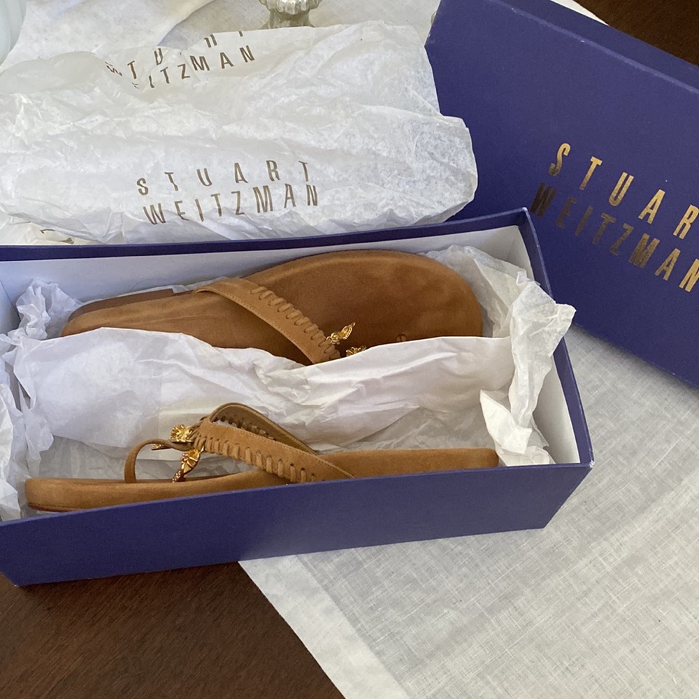 Stuart Weitzman cashew suede leather flip flops with gold shoe charms, 6.5 - Picture 9 of 11